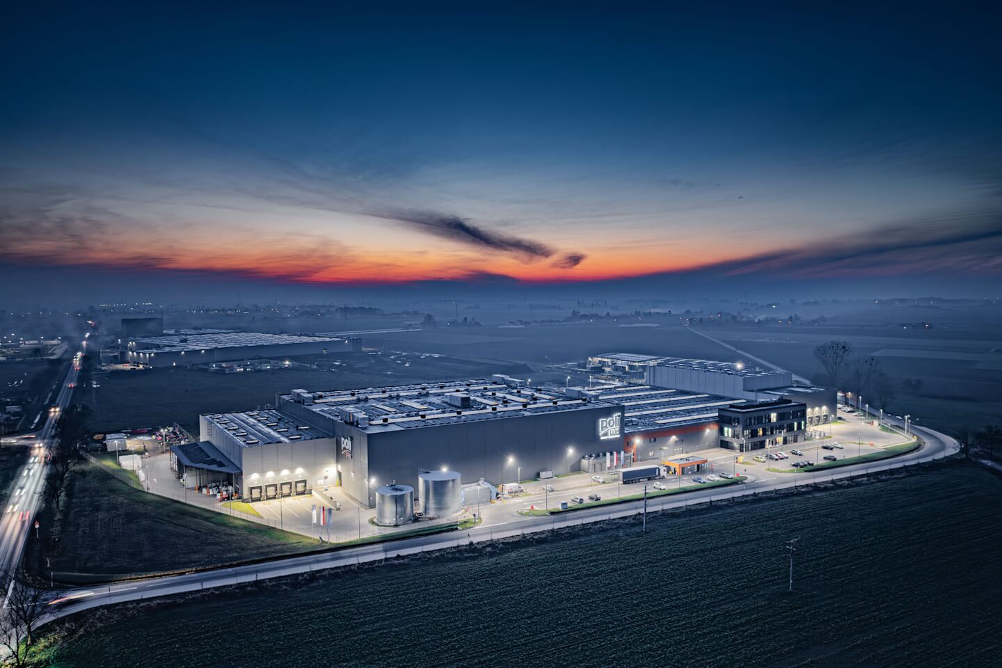 Usines Polipak – éclairage LED moderne dans le hall de production et les bureaux