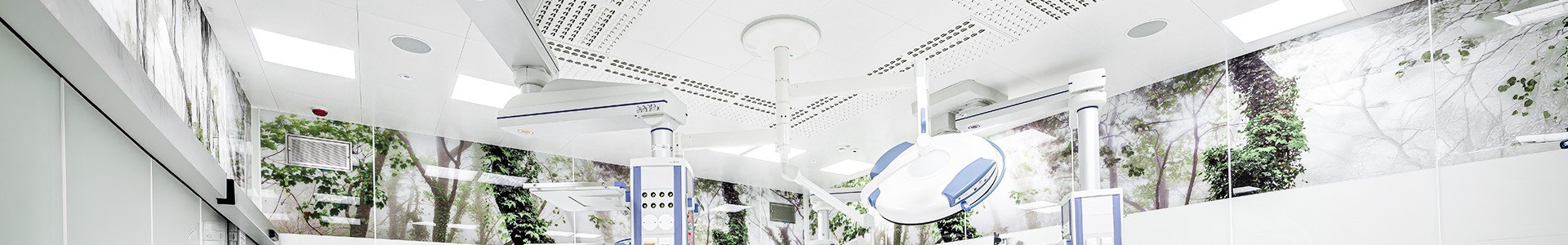 Éclairage d'une salle blanche médicale, médecins