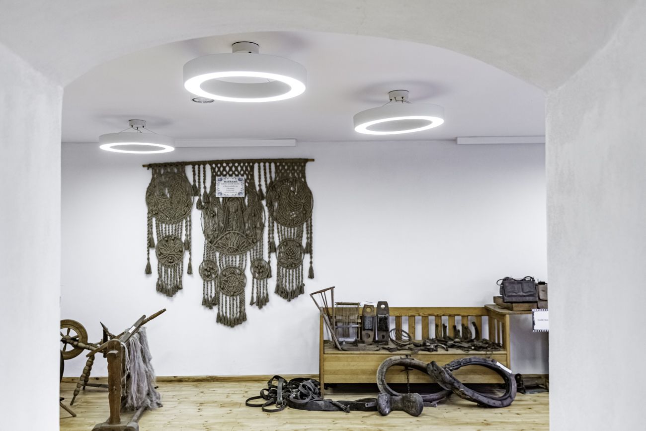 Muzeum Kargula i Pawlaka w Lubomierzu z oświetleniem Lena Lighting S.A.
