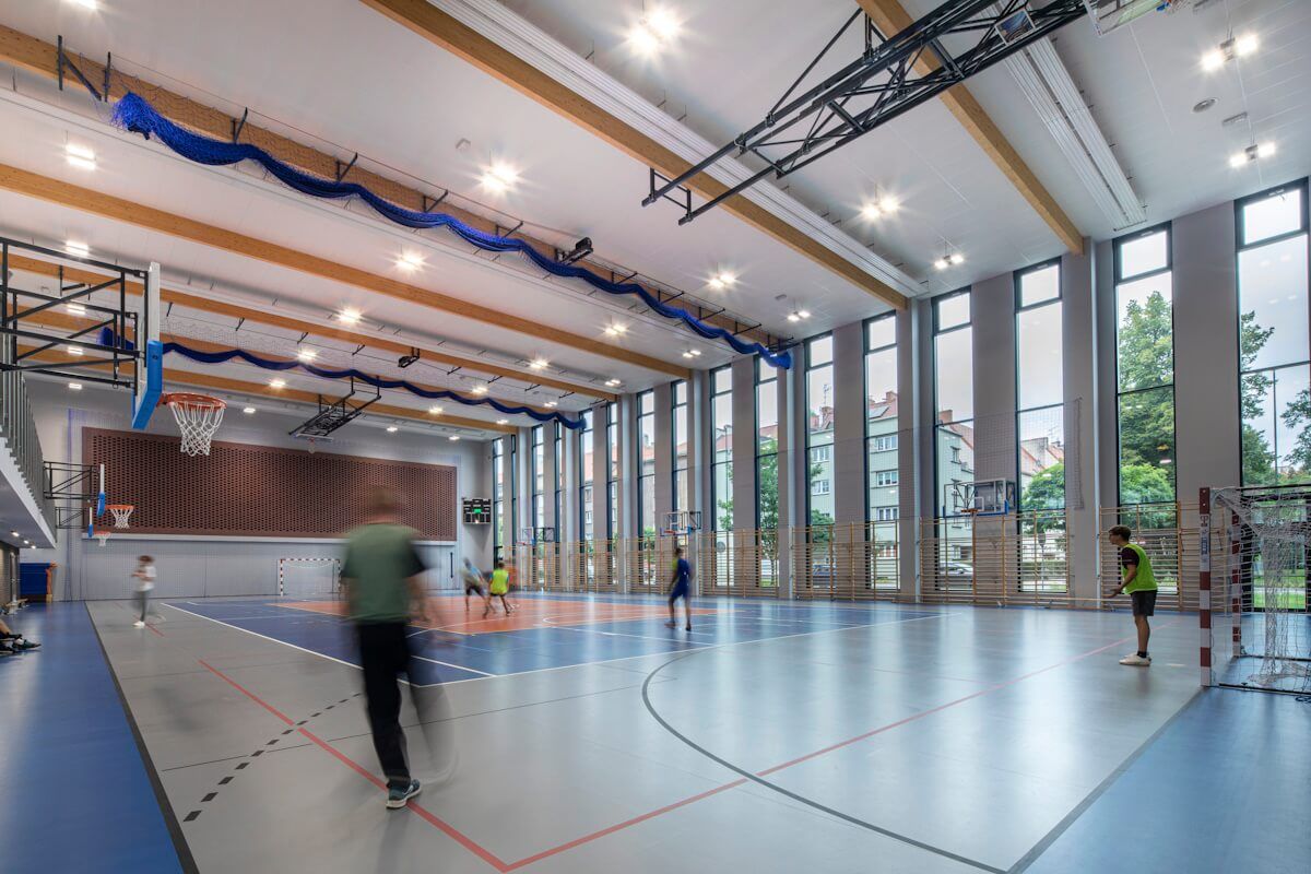 Młodzież gra w piłkę na hali sportowej