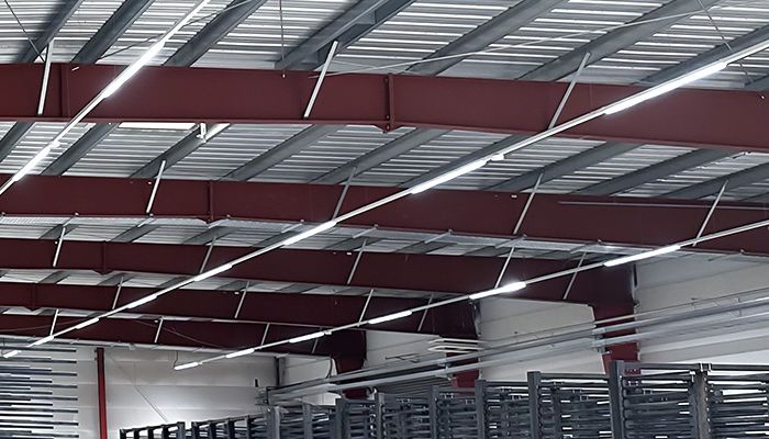 570 mètres de lignes lumineuses Linea S LED dans une usine de transformation du bois en Allemagne