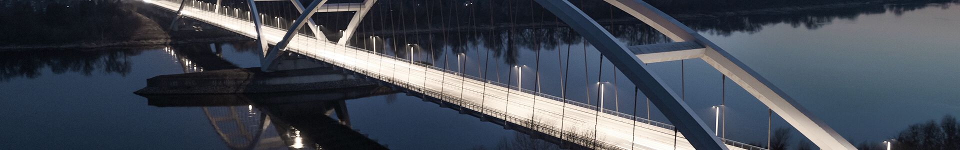 Most drogowy z oświetleniem ulicznym LED o zmierzchu – oprawy drogowe Lena Lighting