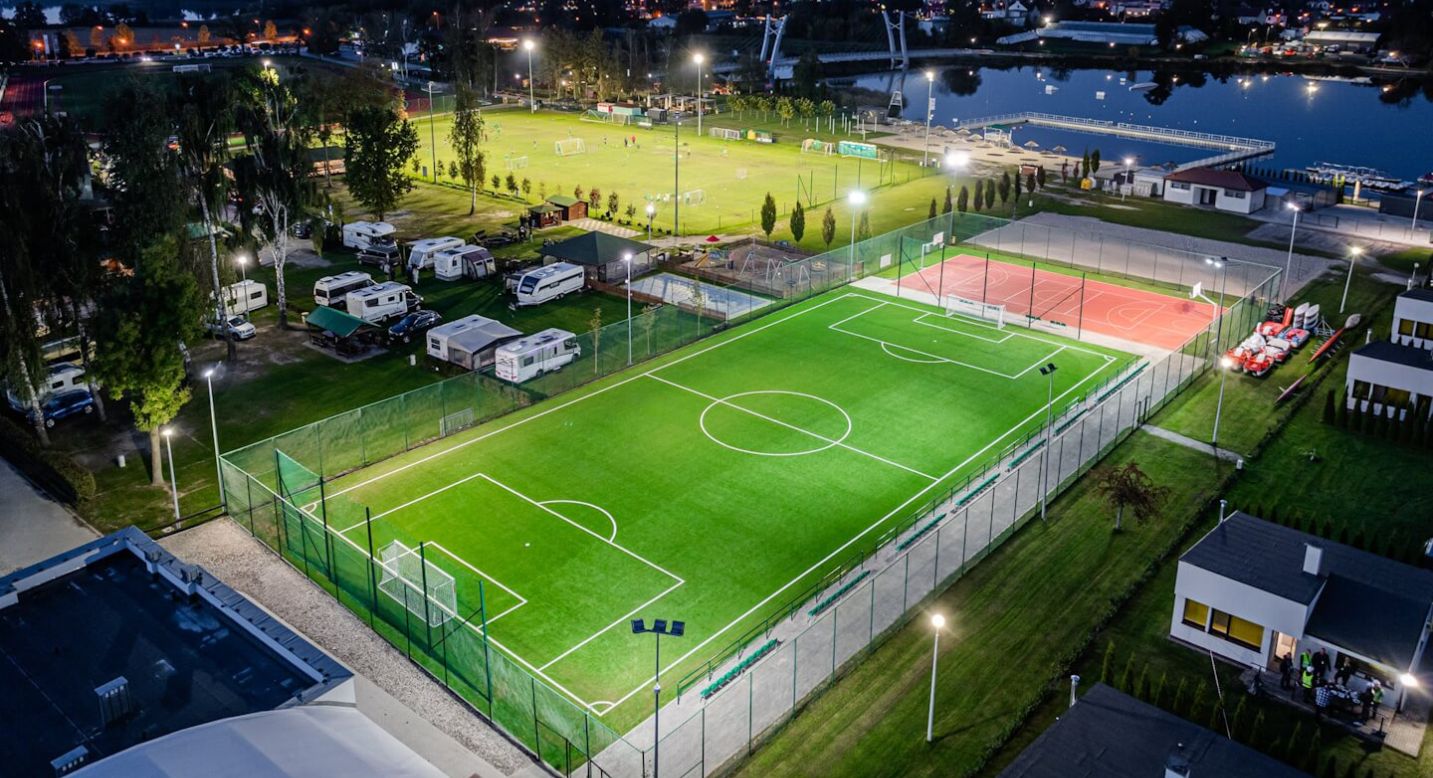 Terrain de volley-ball et terrain de football Oaza Kórnik