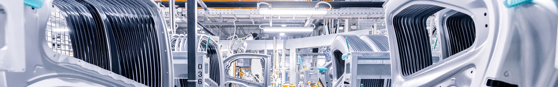 Vue d'un hall de production doté d'un éclairage bien conçu, élément essentiel à l'efficacité dans l'industrie automobile