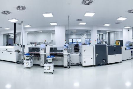 Éclairage moderne des salles SMT chez Lena Lighting