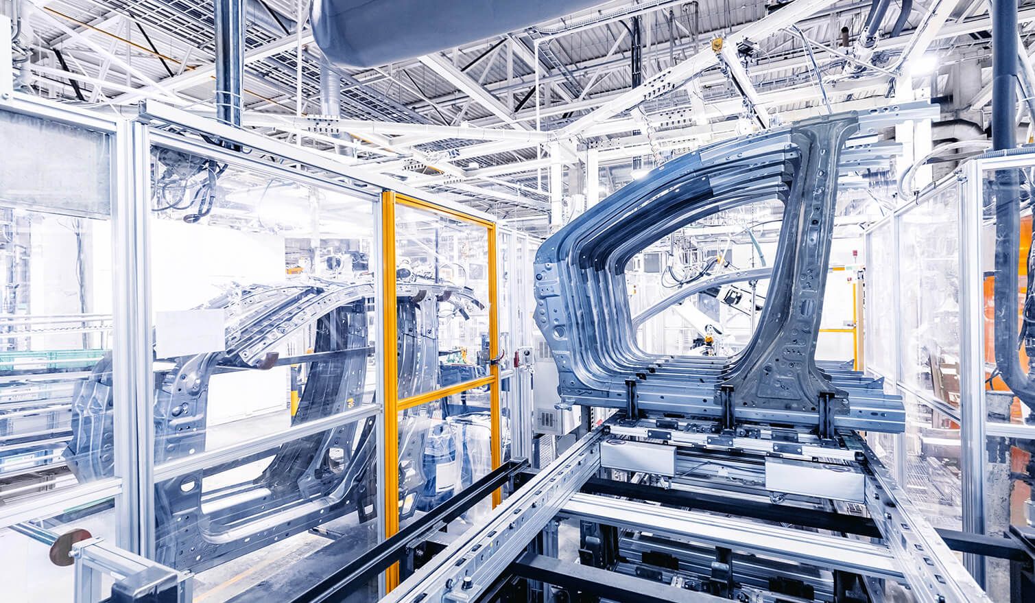  Usine équipée d'une chaîne de montage, illustrant l'éclairage moderne dans l'industrie automobile