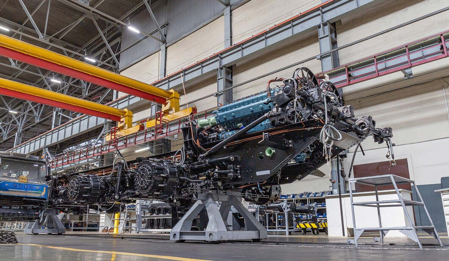 Un ouvrier dans une usine d'armement, travaillant sur une machine, sous un éclairage industriel bien conçu