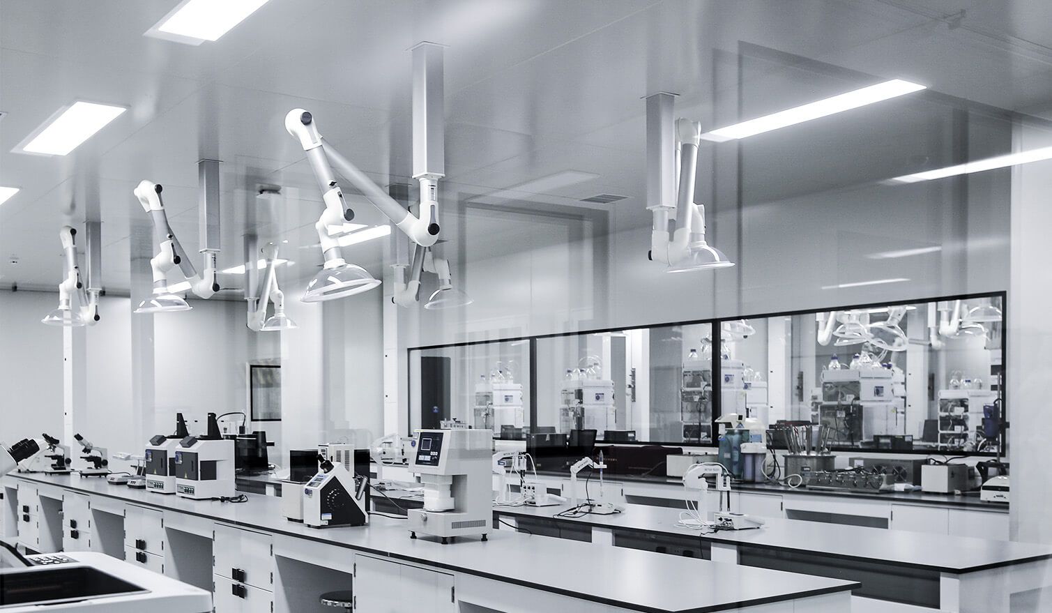 Un laboratoire aux murs blancs, doté d'équipements et d'un éclairage modernes, conçu pour l'industrie pharmaceutique