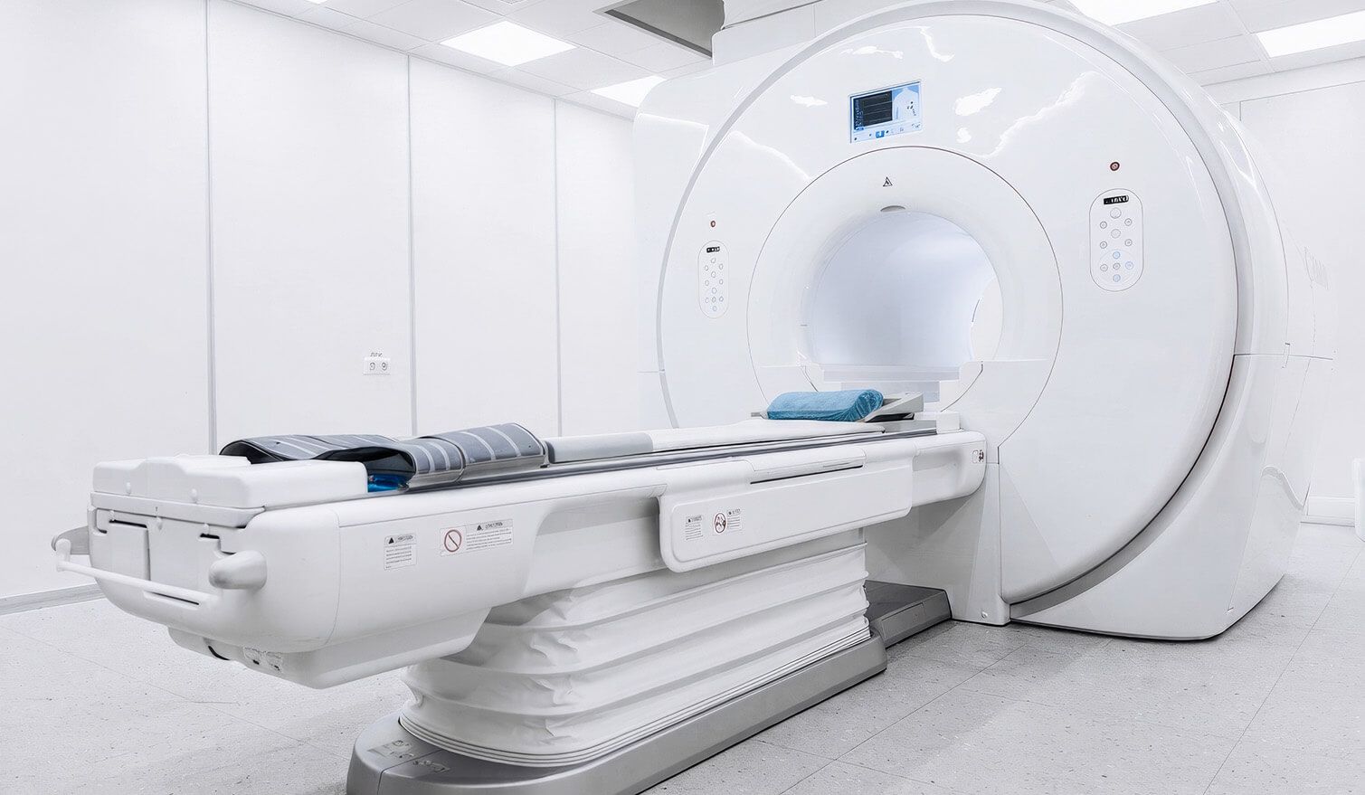 Une salle blanche équipée d'un appareil d'IRM, dans laquelle une lampe Lumedic a été installée pour créer un éclairage apaisant et fonctionnel