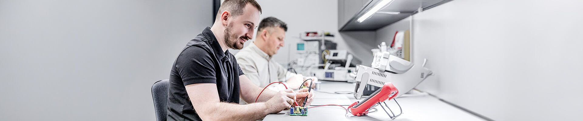 Pomiar parametrów elektrycznych w laboratorium Lena Lighting – stanowisko badawcze z miernikami