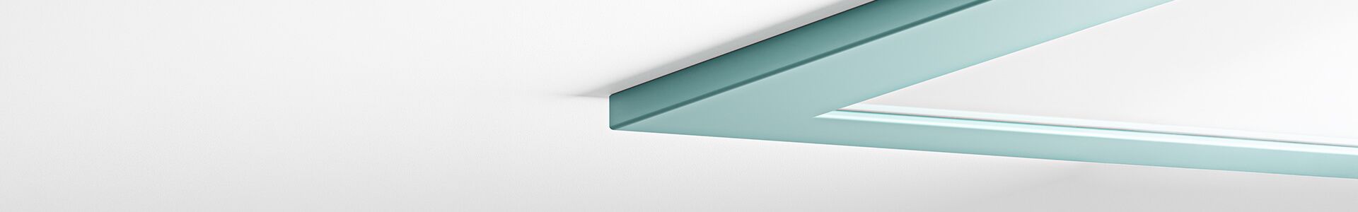 Une lampe Lumedic au cadre turquoise sur un mur blanc, assurant un éclairage adapté dans les établissements médicaux